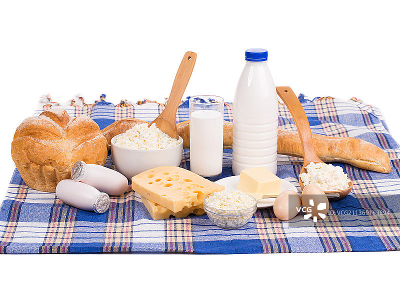 面包、牛奶和奶酪的组合，白色背景早餐特写，摩尔多瓦图片素材