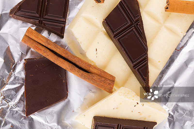 黑白巧克力，桌子上巧克力棒的高角度视图，摩尔多瓦图片素材