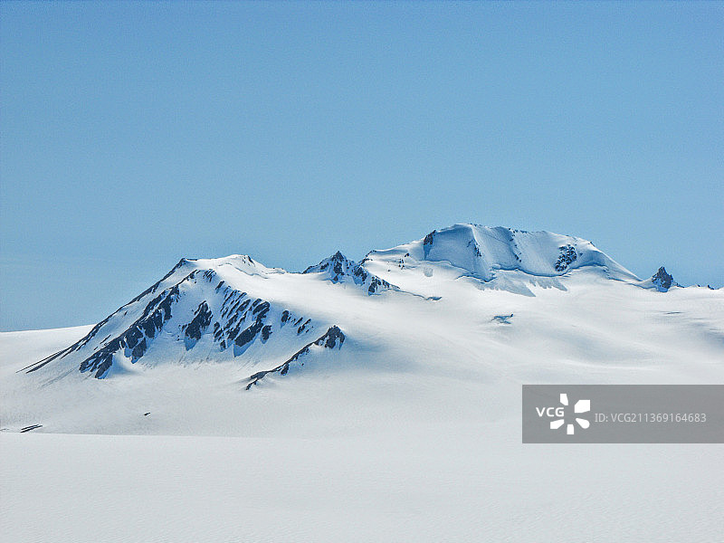 冬季雪山顶峰景观图片素材