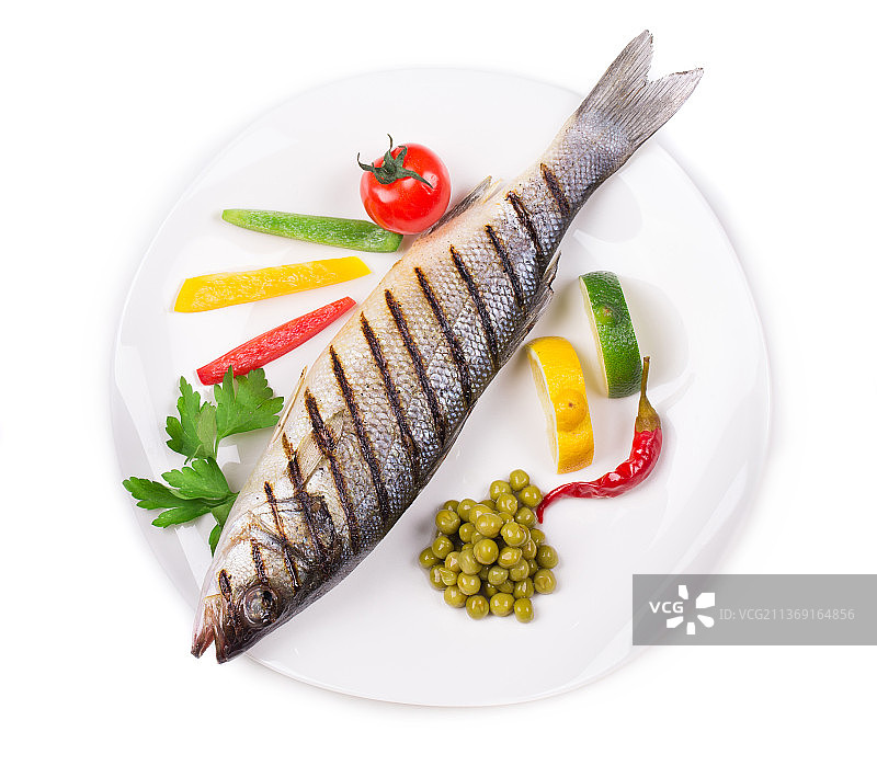 烤鱼配柠檬和蔬菜，摩尔多瓦图片素材