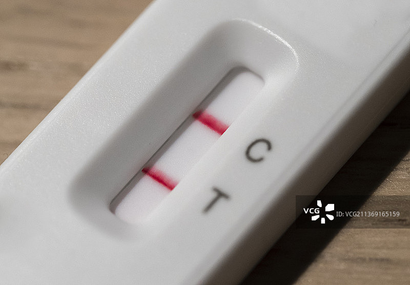 新冠肺炎快速横向流动测试显示阳性结果——检测呈阳性图片素材