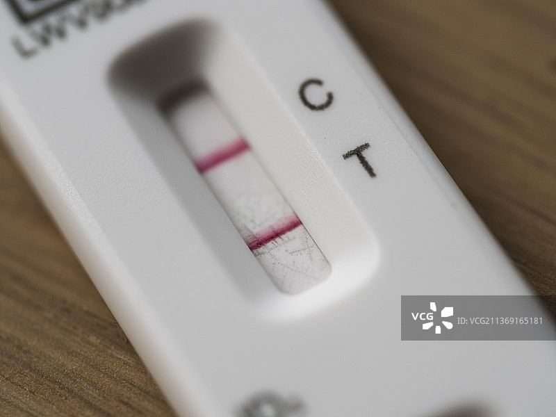 新冠肺炎快速横向流动测试显示阳性结果——检测呈阳性图片素材