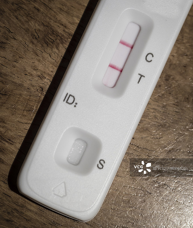 新冠肺炎快速横向流动测试显示阳性结果——检测呈阳性图片素材