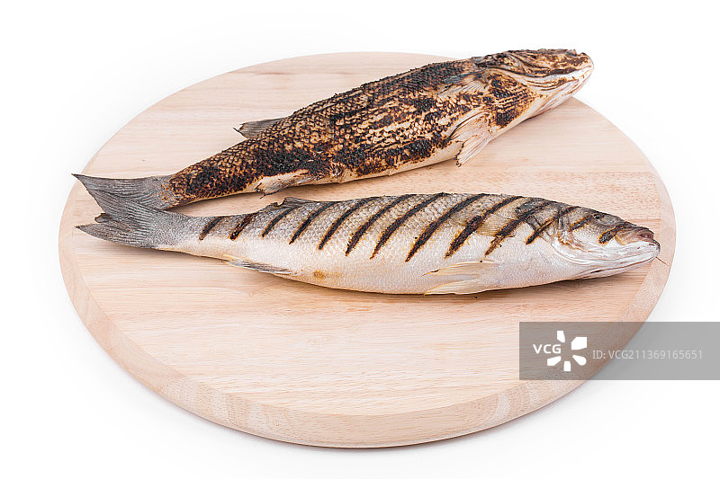 拼盘上的两条烤鱼，白背景砧板上的毛鳞鱼特写，摩尔多瓦图片素材