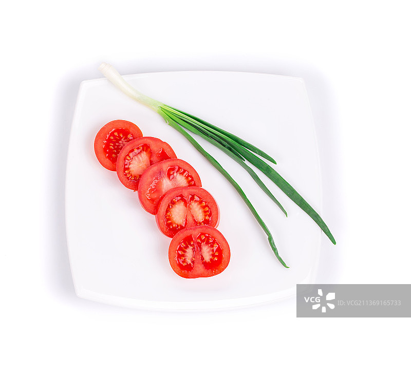 番茄和葱切片，盘中食物特写，白色背景，摩尔多瓦图片素材