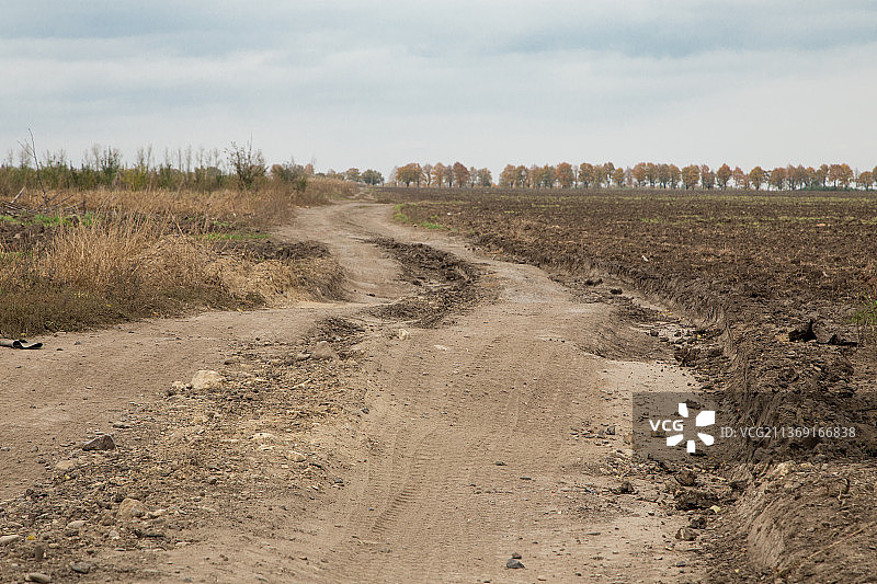 泥泞的破损道路，摩尔多瓦的田园风光图片素材