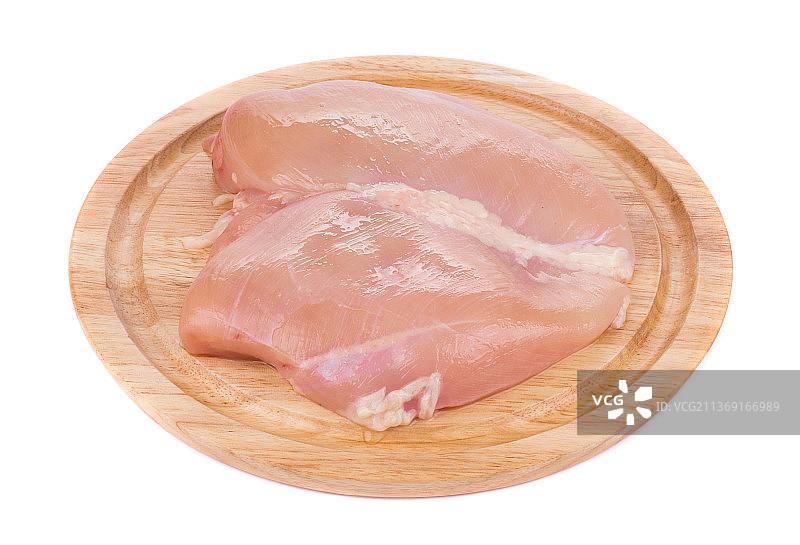 砧板上的生鸡胸肉特写（白色背景，摩尔多瓦）图片素材