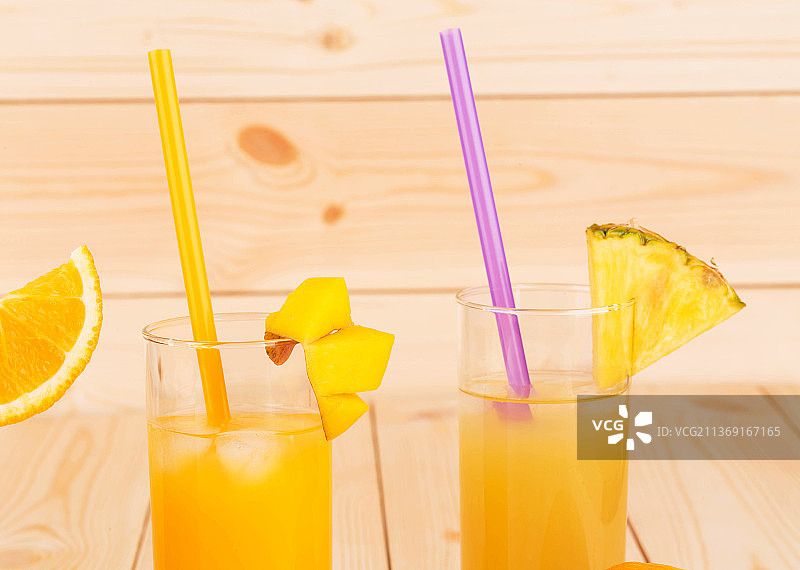 木质背景上的橙汁和橙子切片，摩尔多瓦图片素材