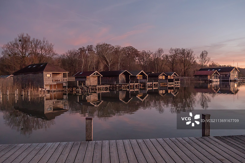 日落时分湖畔建筑的景色图片素材