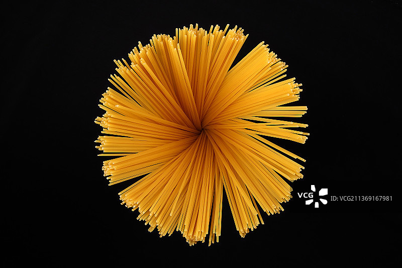 螺旋意面特写，背景为黑色，马来西亚吉隆坡图片素材