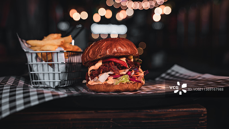 终极蔬菜汉堡，盘中汉堡特写图片素材