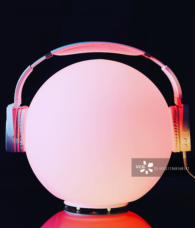 黑色背景下的耳机特写图片素材
