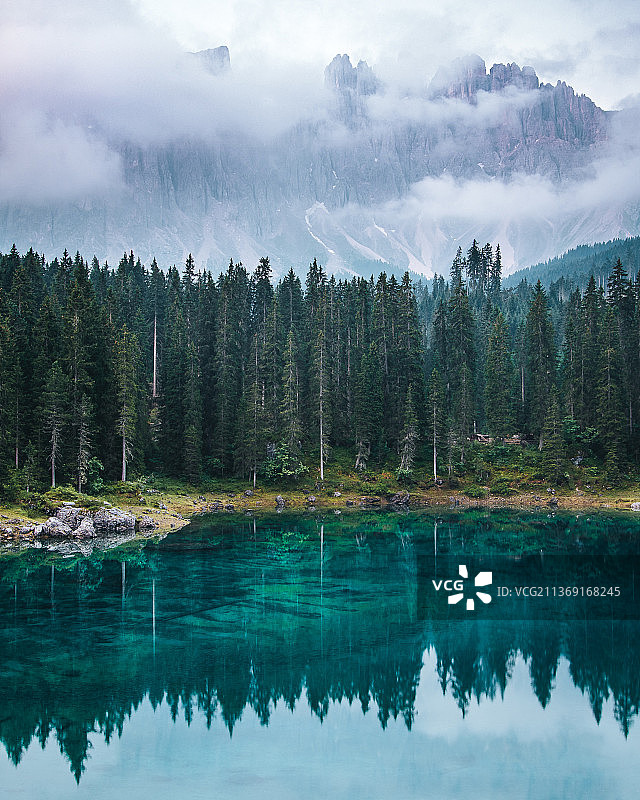卡雷扎湖，树木映衬下的湖光山色图片素材
