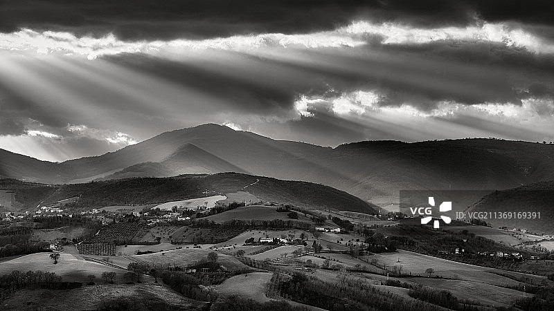 阳光下的山景，意大利马切拉塔圣塞韦里诺马尔凯图片素材