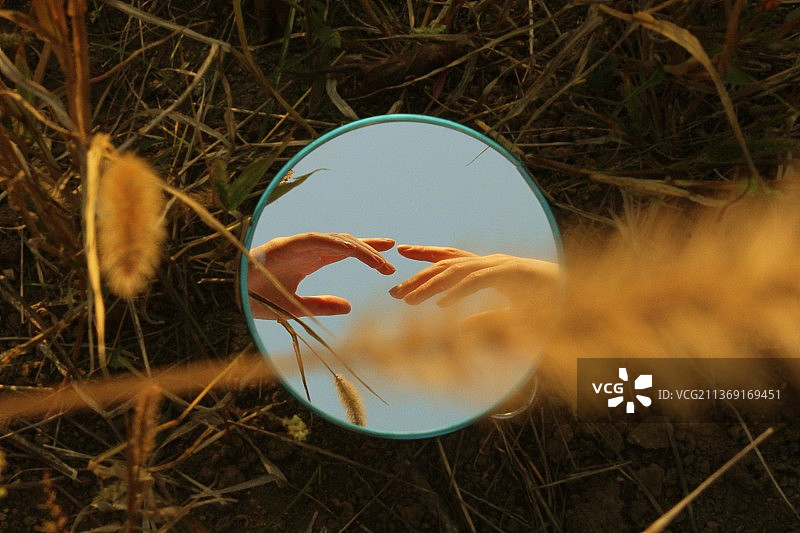 女子在格鲁吉亚哈舒里田野上手持镜子的裁剪图图片素材