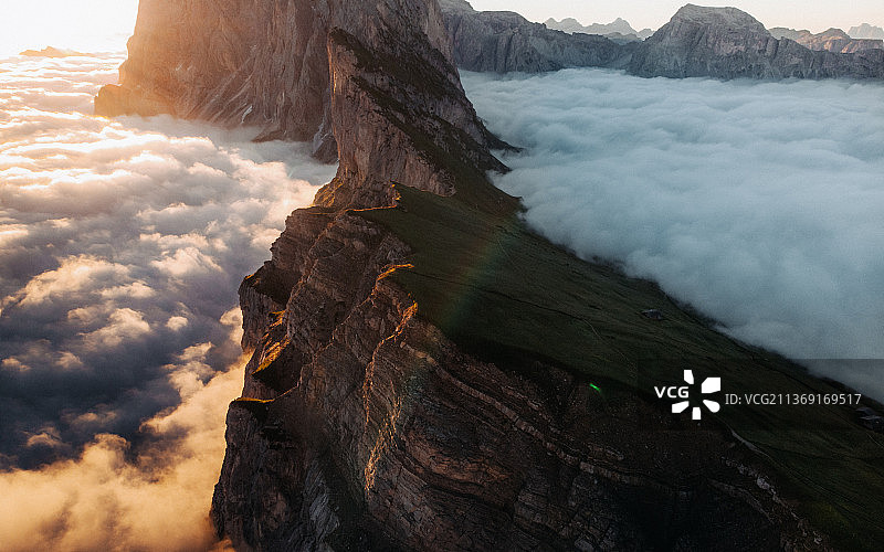 多洛米蒂山脉的云端图片素材