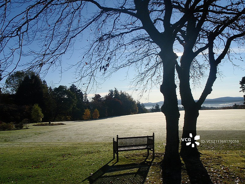 阿伯丁公园里的空长椅（英国）图片素材