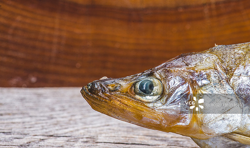 用平底锅煎炸新鲜的生银鱼图片素材