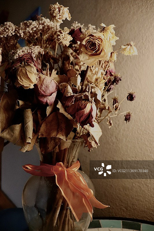 持久的爱：里贾纳，萨斯喀彻温省，加拿大，桌子上凋谢的花朵特写图片素材