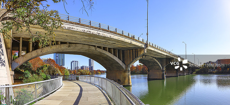 湖泊瀑布：美国德克萨斯州奥斯汀市的桥梁全景图片素材