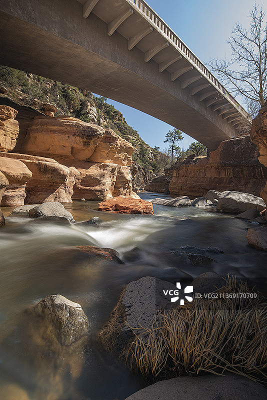 桥下流水：美国亚利桑那州塞多纳市的河流桥梁低角度景观图片素材