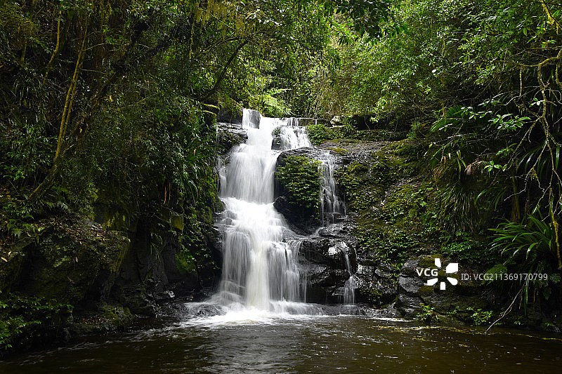 澳大利亚昆士兰州雷明顿国家公园阳光瀑布美景图片素材