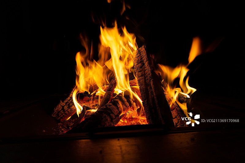 十月篝火夜景特写图片素材