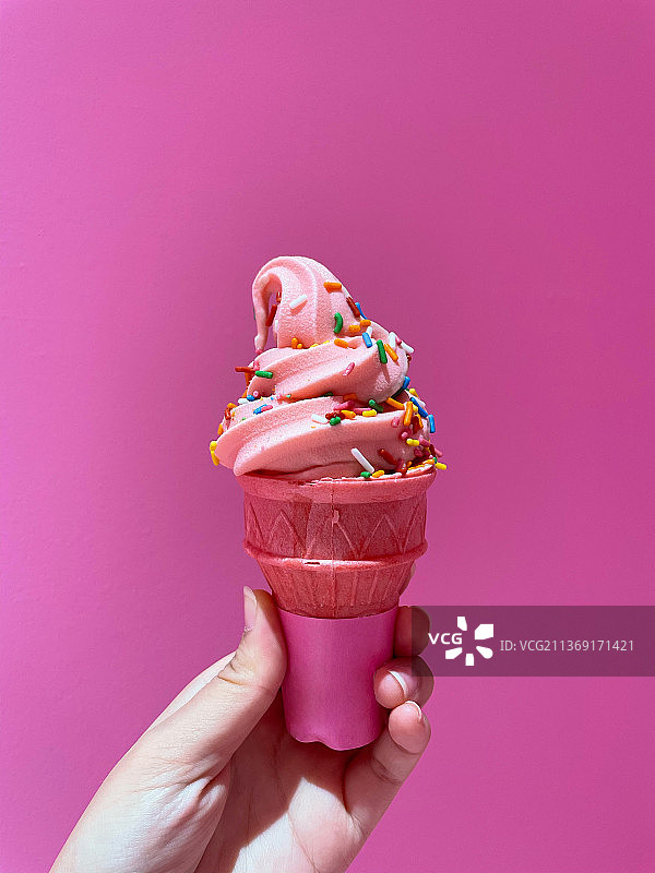 粉色冰淇淋甜筒，手持甜筒图片素材