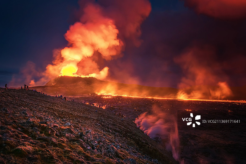 冰岛火山特写，天空背景下的篝火，法格拉达尔斯火山图片素材