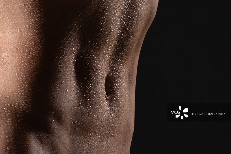 苗条的女人与湿的身体在美丽的白色内裤，特写图片素材