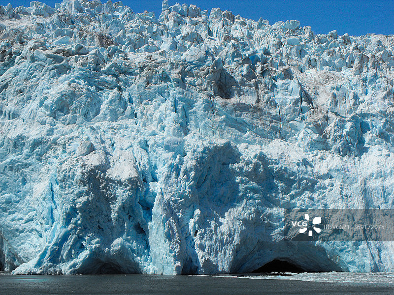 灰色冰川上的蓝色冰图片素材