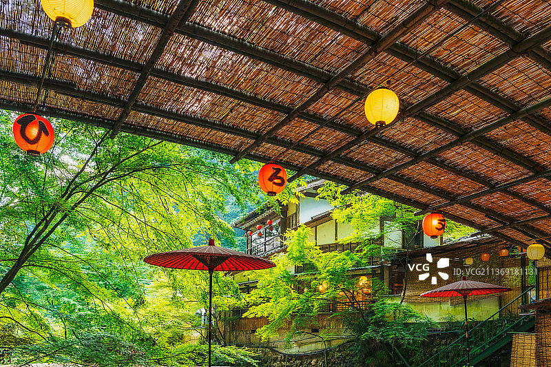 日本京都川床料理纳凉席流水素面夏季户外风光图片素材