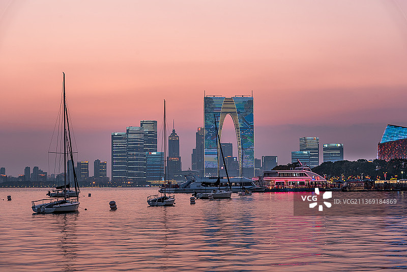 苏州东方之门黄昏夜景图片素材