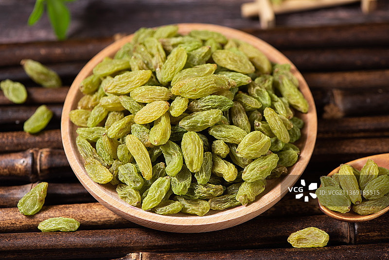 碟子里的绿葡萄干图片素材