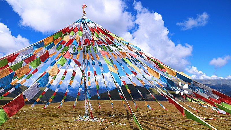 蓝天白云下的西藏图片素材