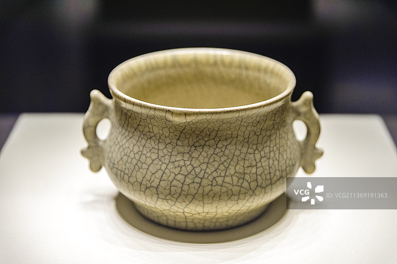 中国北京国家博物馆馆藏南宋哥窑鱼耳炉图片素材