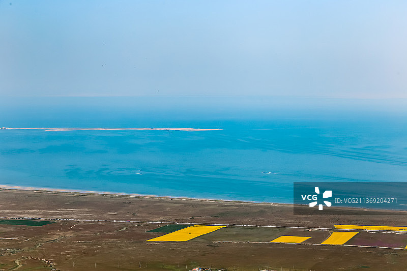 远眺青海湖畔图片素材