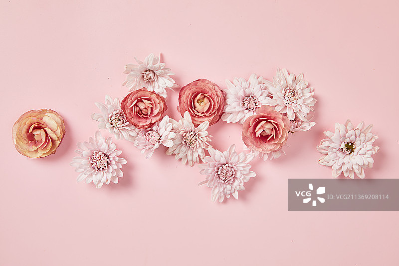 鲜花铺在背景纸上图片素材