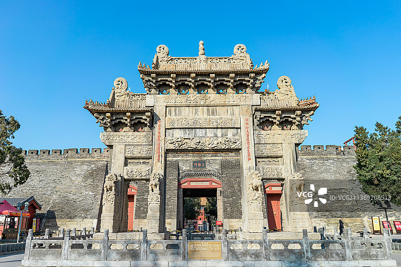 中国山东泰安著名景点泰山旅游风景区，岱庙行宫门口的古老的岱庙坊牌坊图片素材