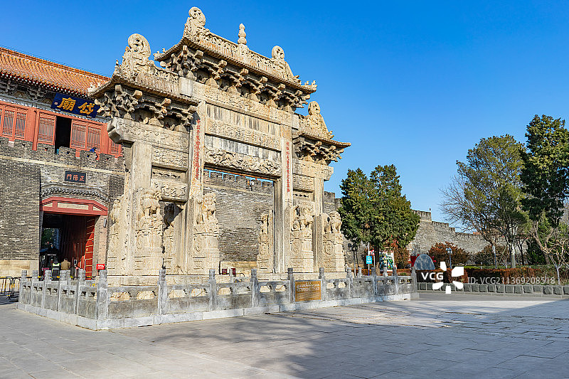 中国山东泰安著名景点泰山旅游风景区，岱庙行宫门口的古老的岱庙坊牌坊图片素材