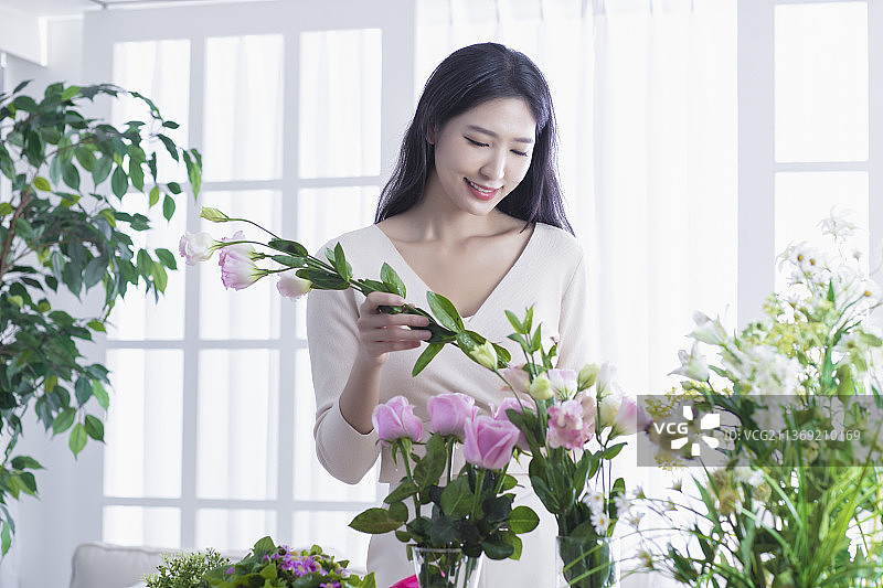 美女插花花艺设计图片素材