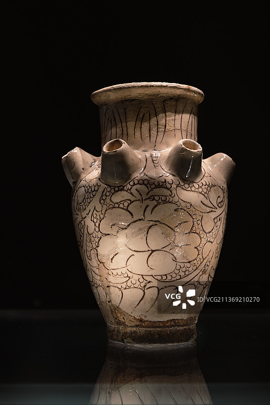 中国古代瓷器，白釉珍珠地多管瓷瓶图片素材