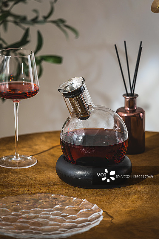 窗边桌子上的冰镇醒酒器和红酒杯图片素材