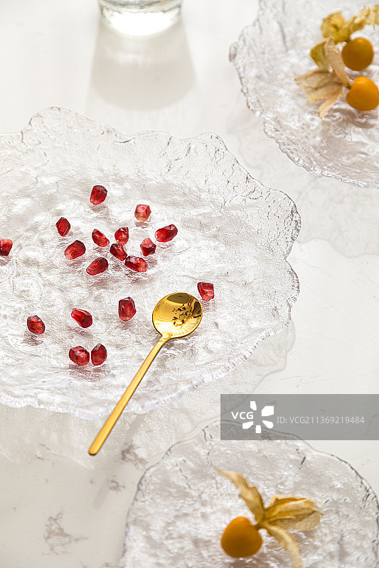 窗边桌子上的玻璃水果盘点心盘图片素材