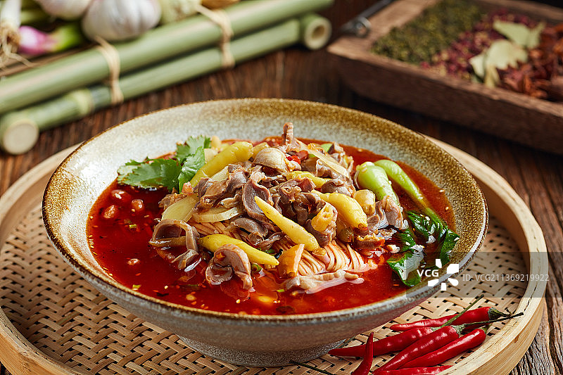 鸡杂红油面图片素材