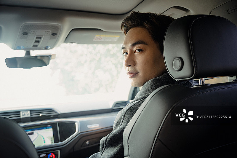 商务人士坐在副驾驶回头看图片素材