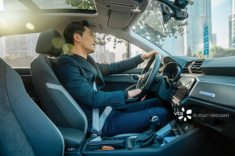 商务人士在CBD开车图片素材