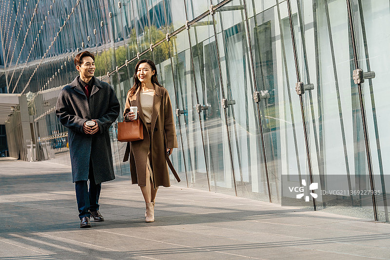 商务伙伴在CBD图片素材