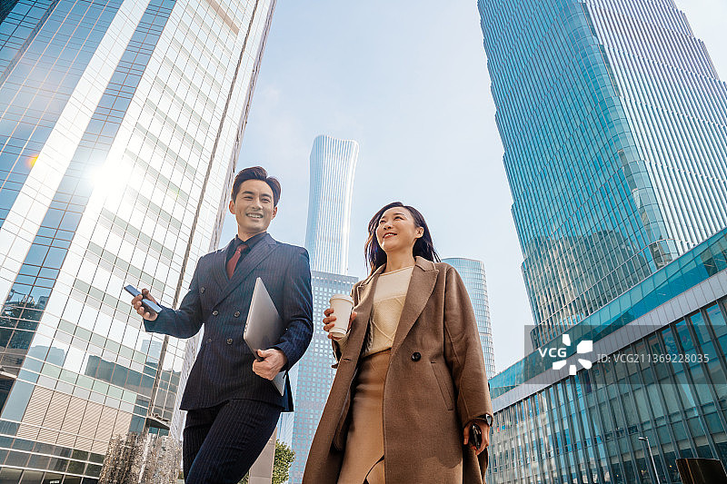 商务伙伴在CBD图片素材