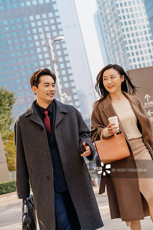 商务伙伴在CBD交流图片素材